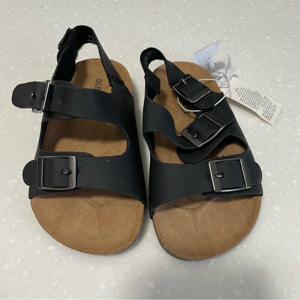 New toddler Old Navy color black Sandals sandels size 7